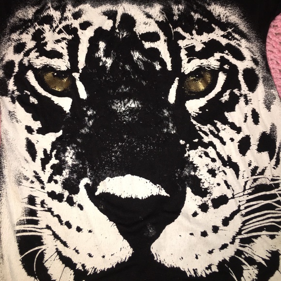 Black shirt with Cheetah on the front - Picture 3 of 3